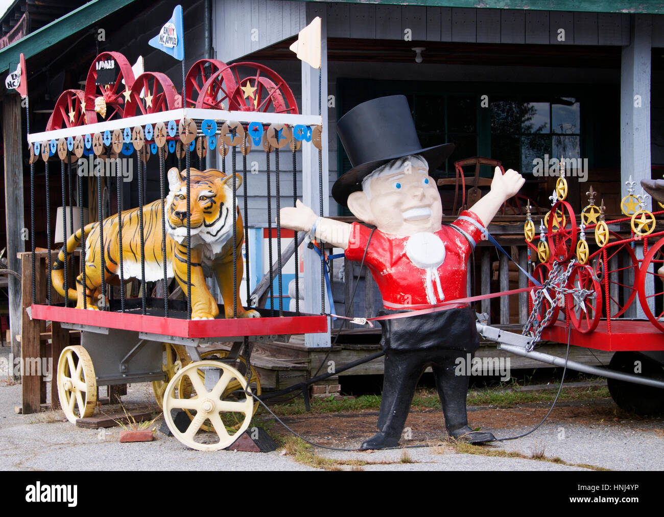 Harry's Grill & Piggy's Ice a Hendersonville, North Carolina, è un bizzarro ristorante sulla strada pieno di insegne vintage, statue e nostalgico fascino americano. Foto Stock