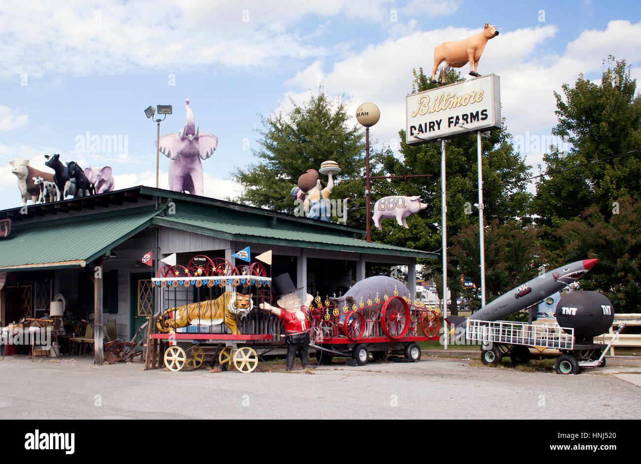 Harry's Grill & Piggy's Ice a Hendersonville, North Carolina, è un bizzarro ristorante sulla strada pieno di insegne vintage, statue e nostalgico fascino americano. Foto Stock
