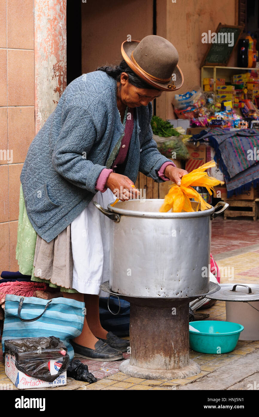 Foto da street market in Bolivia. La foto presente nativi di persone in abito tradizionale che seling la naturale Corn snack. Bolivia, Tupiza Foto Stock