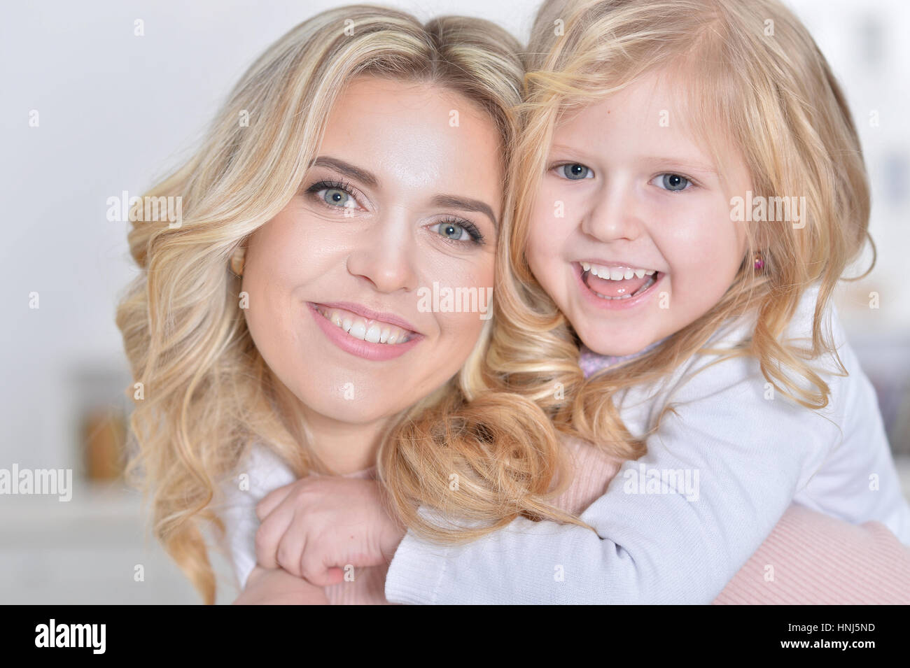 Giovane Donna con bambina Foto Stock