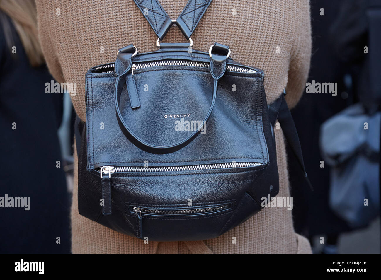 Milano - 16 gennaio: l uomo in pelle nera Givenchy zaino prima di legna  legna fashion show, la Settimana della Moda Milanese street style on  gennaio 16, 2017 in mil Foto stock - Alamy