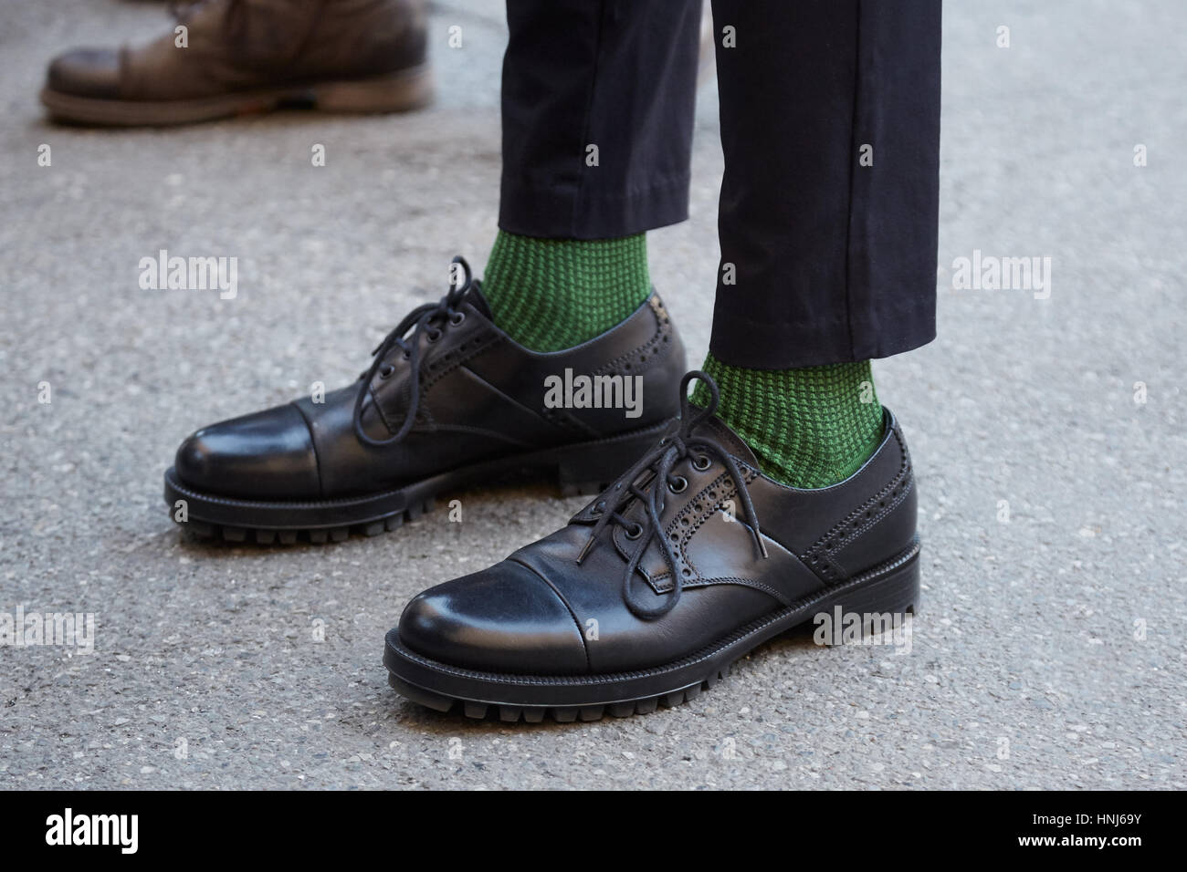 Milano - 16 gennaio: l uomo in pelle nera scarpe e calze verde prima di legna legna fashion show, la Settimana della Moda Milanese street style on gennaio 16, 2017 in Foto Stock