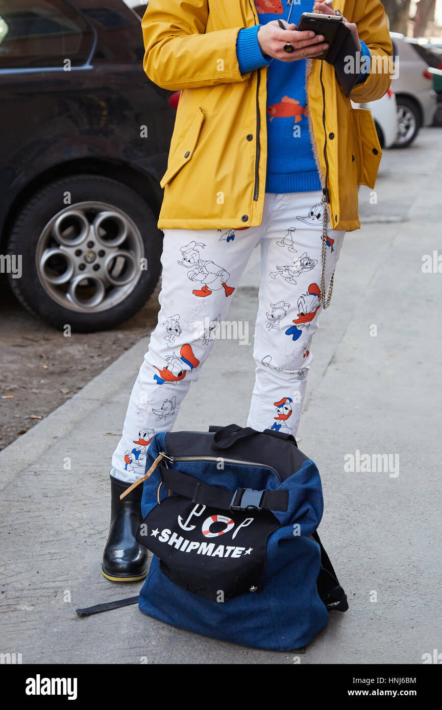 Milano - gennaio 16: Donna con giacca gialla e blu maglione e sacco prima Cedric Charlier fashion show, la Settimana della Moda Milanese street style on gennaio Foto Stock