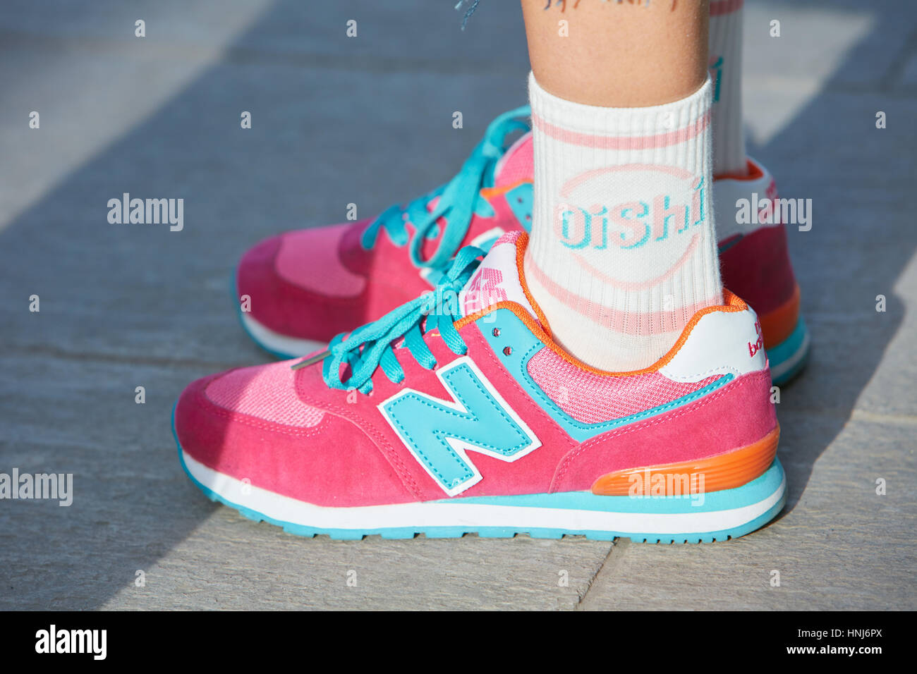 Donna con rosa e blu di New Balance scarpe prima Emporio Armani fashion show, la Settimana della Moda Milanese street style on gennaio 14, 2017 Foto Stock