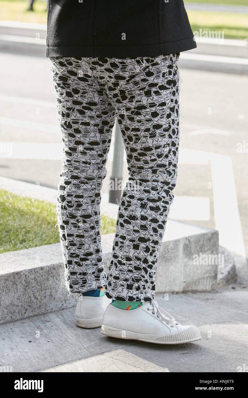 L'uomo bianco e nero con pantaloni strappati e scarpe bianco prima di  Emporio Armani fashion show, la Settimana della Moda Milanese street style  on gennaio Foto stock - Alamy