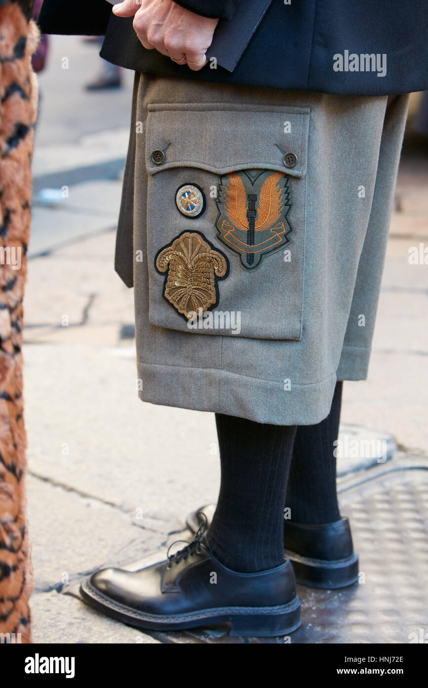 Uomo con i pantaloni corti con adesivi militare prima di Salvatore  Ferragamo fashion show, la Settimana della Moda Milanese street style nel  gennaio 2017 Foto stock - Alamy