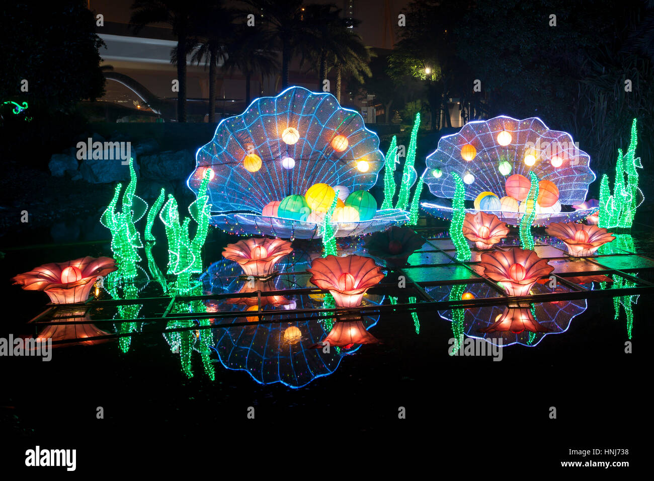 DUBAI, Emirati Arabi Uniti - 6 Dic, 2016: bella per le installazioni presso il giardino di Dubai Glow family theme park illuminato di notte. Emirati Arabi Uniti, Medio Oriente Foto Stock