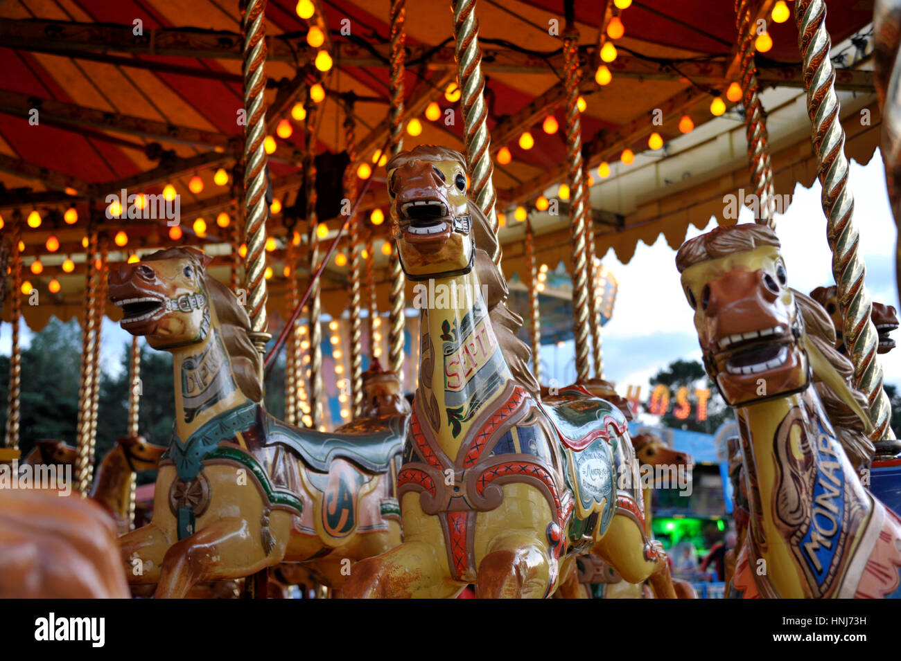 Vintage fiera divertimenti gallopers vapore anche chiamato giostra o Merry Go Round cavallo. Foto Stock