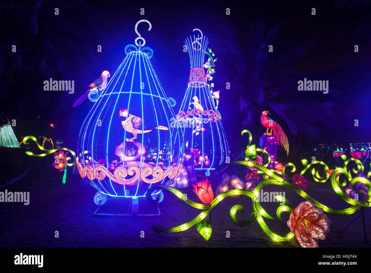 DUBAI, Emirati Arabi Uniti - 6 Dic, 2016: bella per le installazioni presso il giardino di Dubai Glow family theme park illuminato di notte. Emirati Arabi Uniti, Medio Oriente Foto Stock