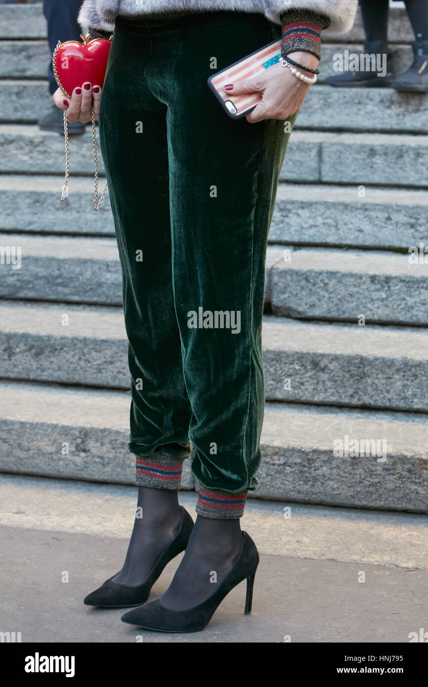 Donna con mela rossa e sacchetto di velluto verde pantaloni prima di  Salvatore Ferragamo fashion show, la Settimana della Moda Milanese street  style nel gennaio 2017 Foto stock - Alamy