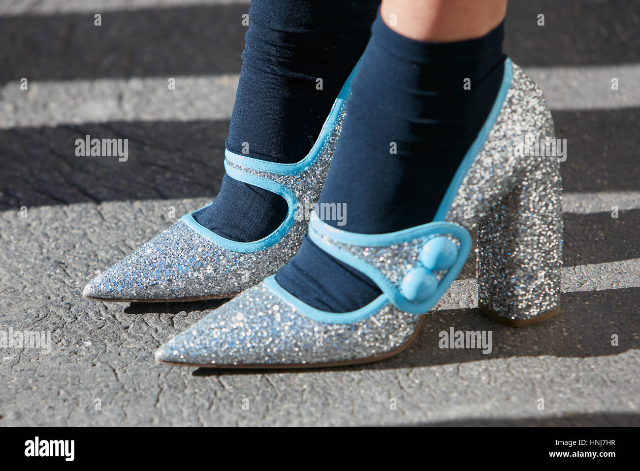 Scarpe blu e argento immagini e fotografie stock ad alta risoluzione - Alamy