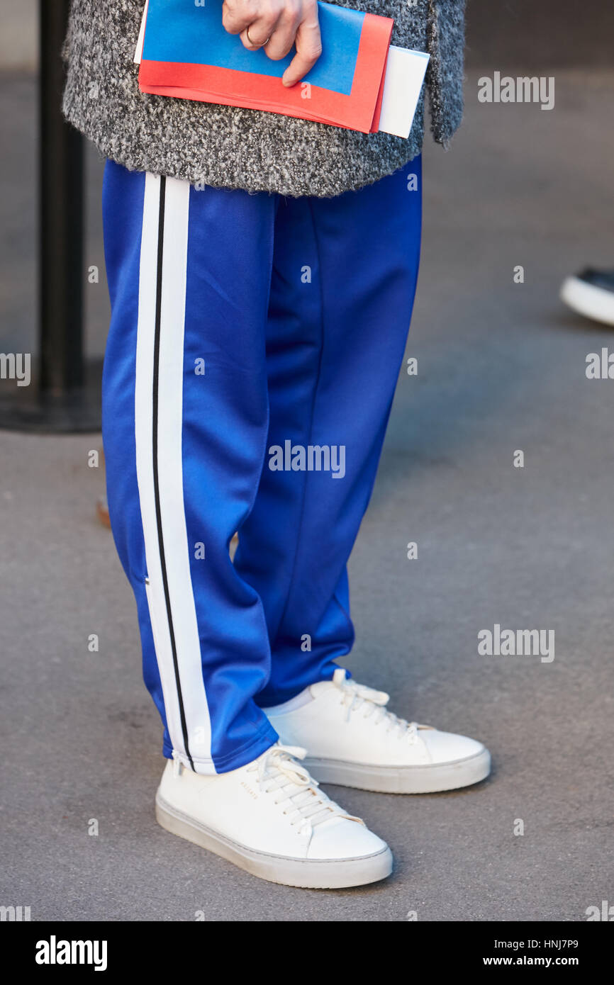 Uomo con pantaloni blu e bianco scarpe prima MSGM fashion show, la Settimana della Moda Milanese street style on gennaio 16, 2017 a Milano. Foto Stock