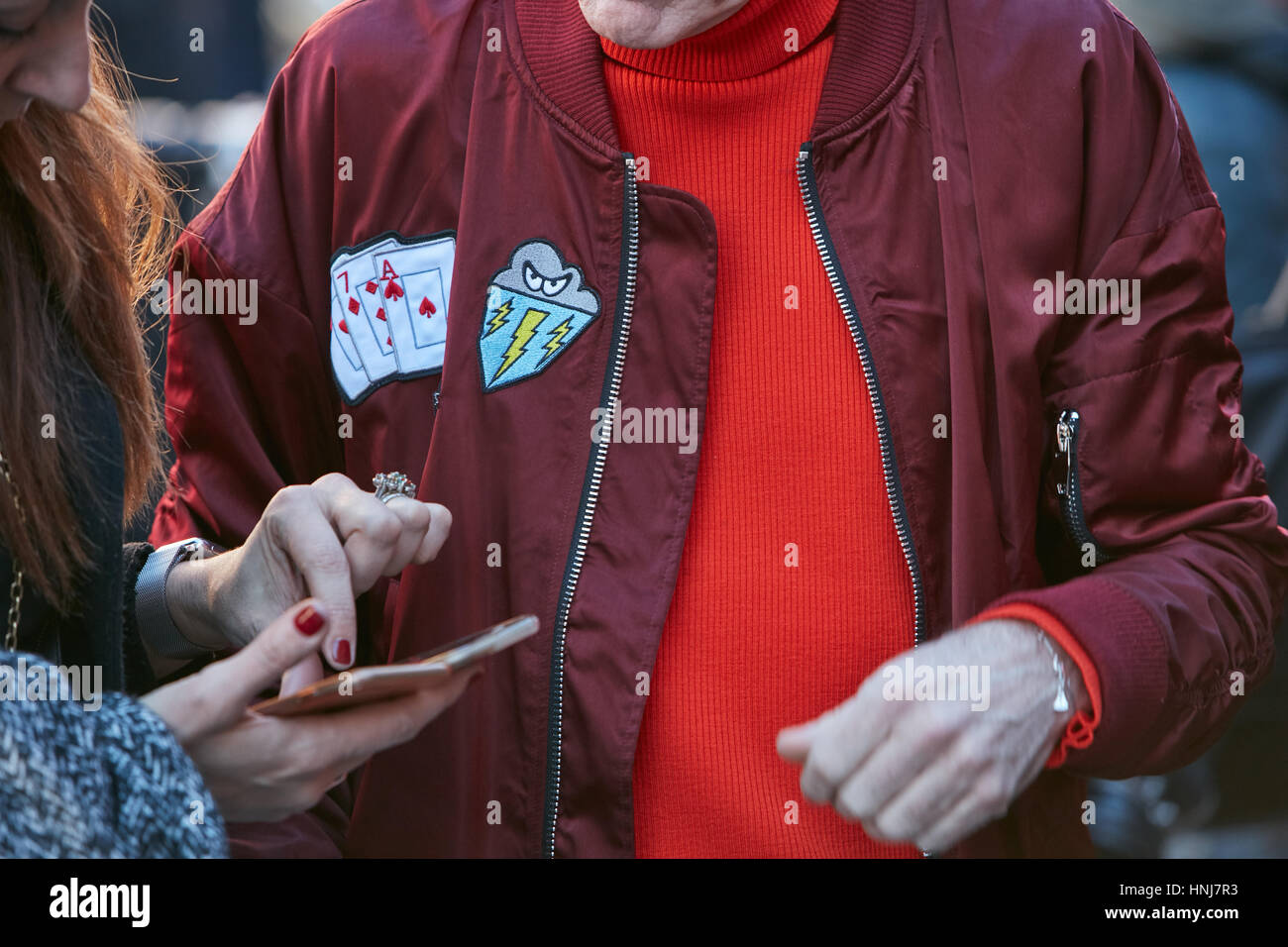 Uomo con il rosso scuro bomber giacca e maglione rosso prima di