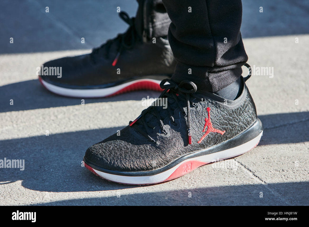 Uomo con la Giordania sneakers prima di Giorgio Armani fashion show, la Settimana della Moda Milanese street style on gennaio 17, 2017 a Milano. Foto Stock