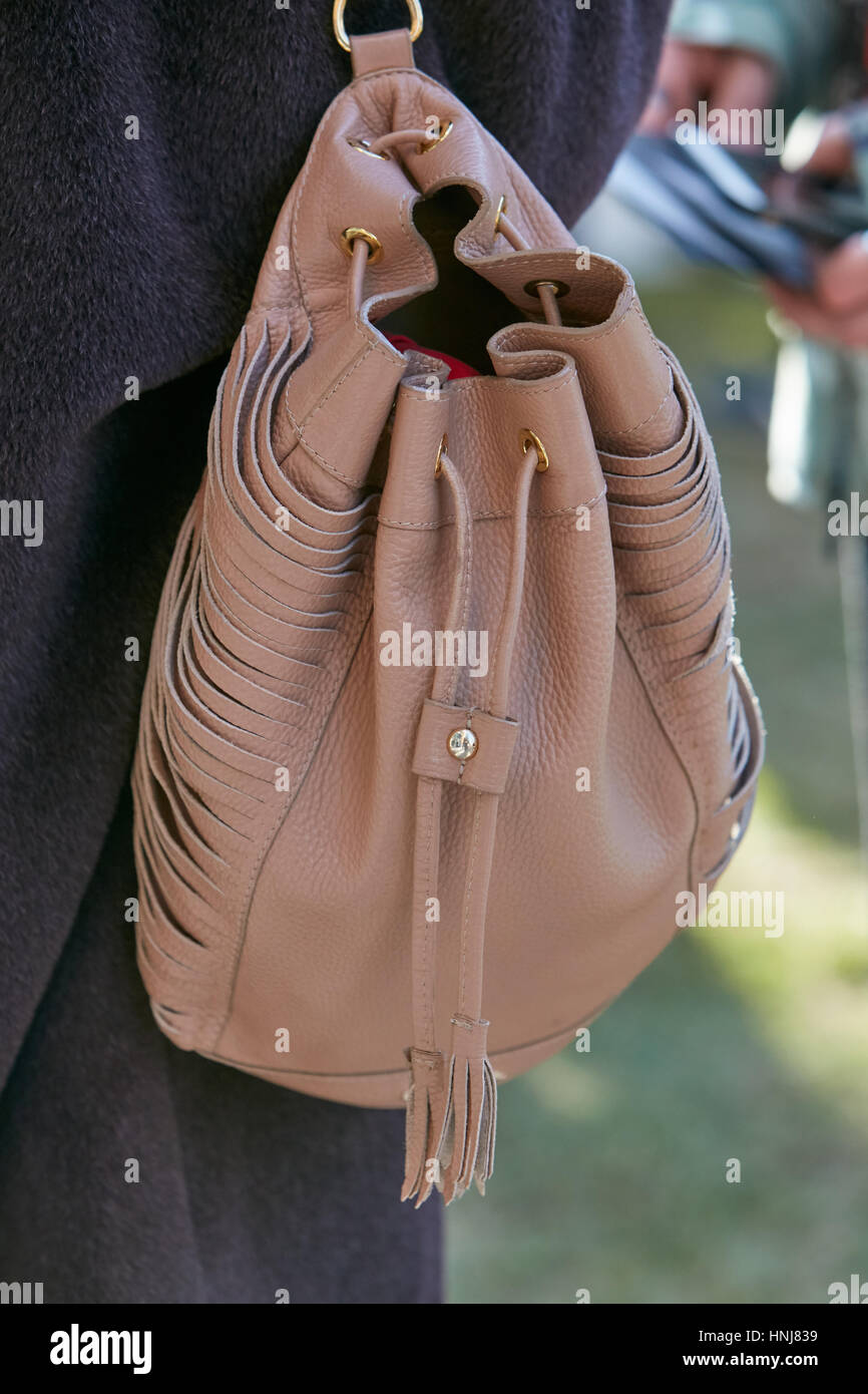 Donna con luce marrone borsa in pelle prima di Giorgio Armani fashion show, la Settimana della Moda Milanese street style on gennaio 17, 2017 a Milano. Foto Stock