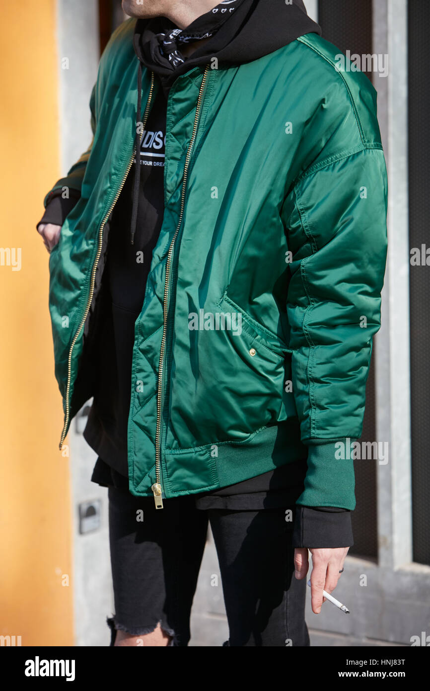 Uomo con bombardiere verde camicia prima di Giorgio Armani fashion show, la Settimana della Moda Milanese street style on gennaio 17, 2017 a Milano. Foto Stock