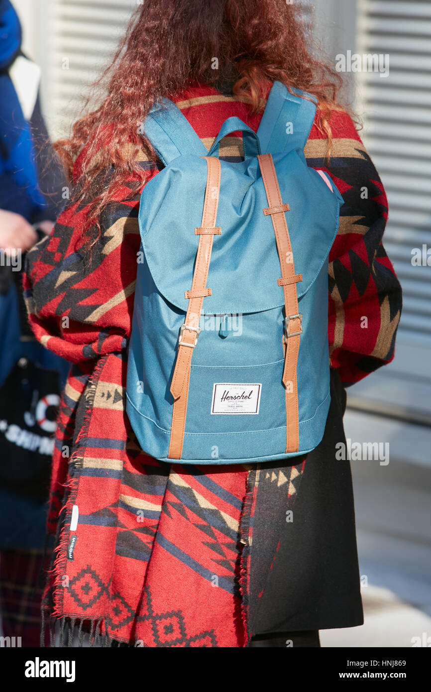 Donna con blu zaino Herschel prima di Giorgio Armani fashion show, la  Settimana della Moda Milanese street style on gennaio 17, 2017 a Milano  Foto stock - Alamy