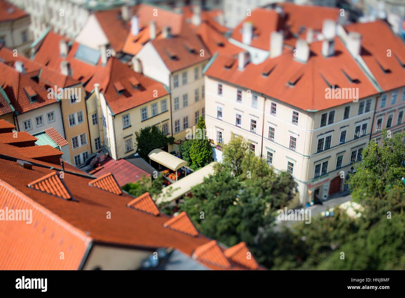 Praga vista della città dall'alto. Tilt Shift lente. Foto Stock