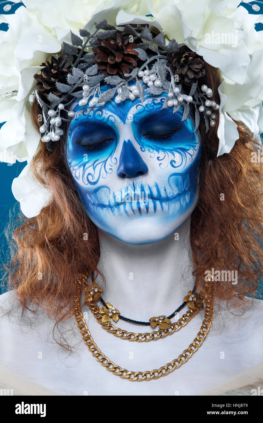 Santa Muerte donna a sfondo blu Foto Stock