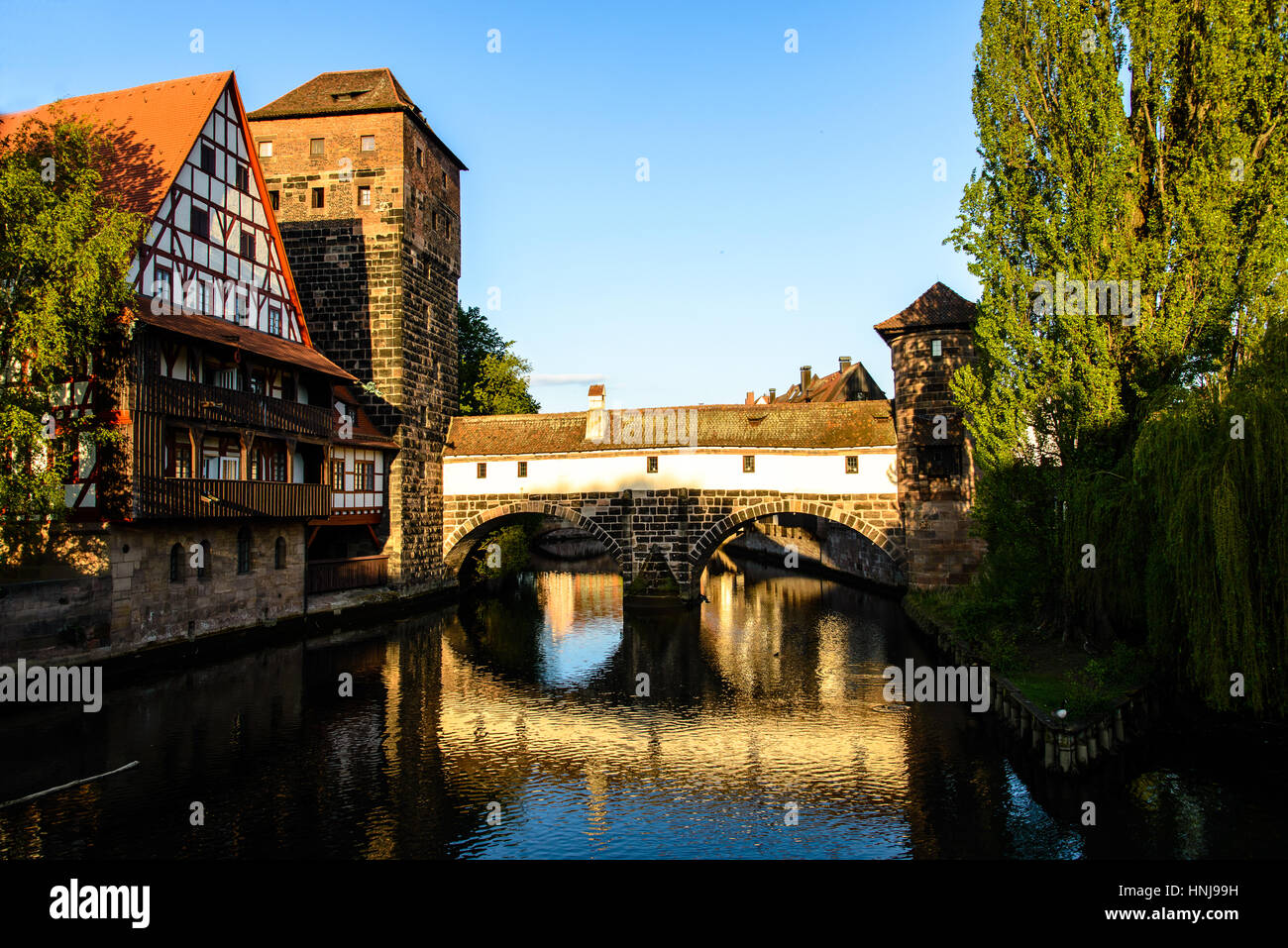 Antico ponte specchiata nel fiume, la città vecchia di Norimberga, Bavaria Foto Stock