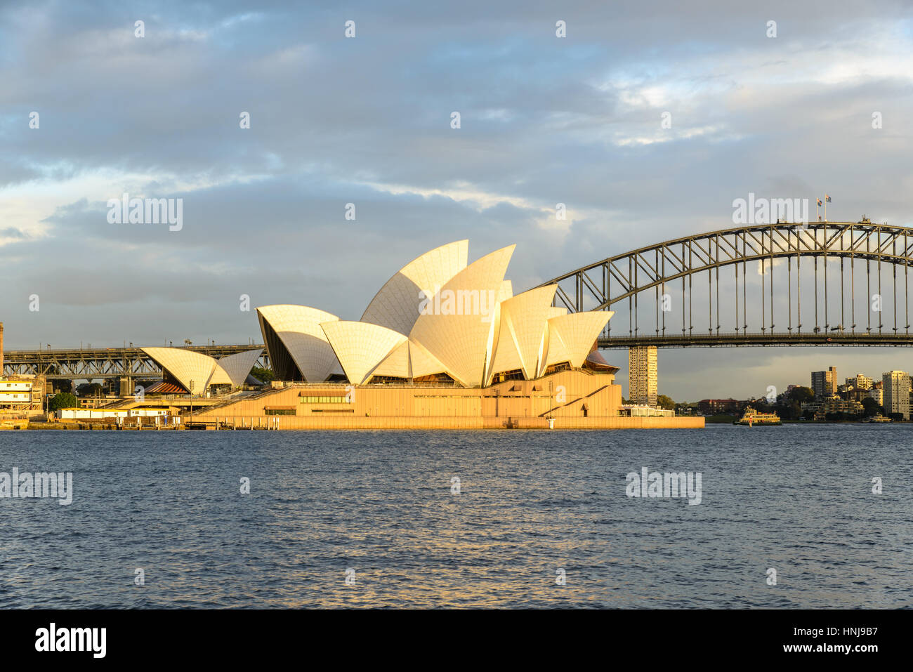 SYDNEY - Agosto 27, 2014: Opera House di sunrise, Royal Botanic Garden Foto Stock