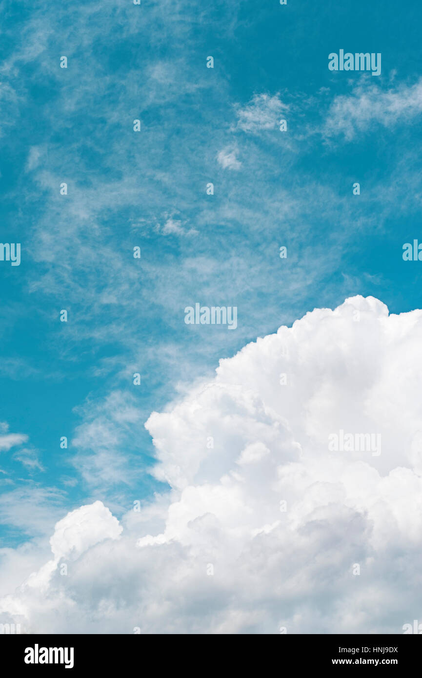 Nuvola Bianca contro il cielo blu Foto Stock