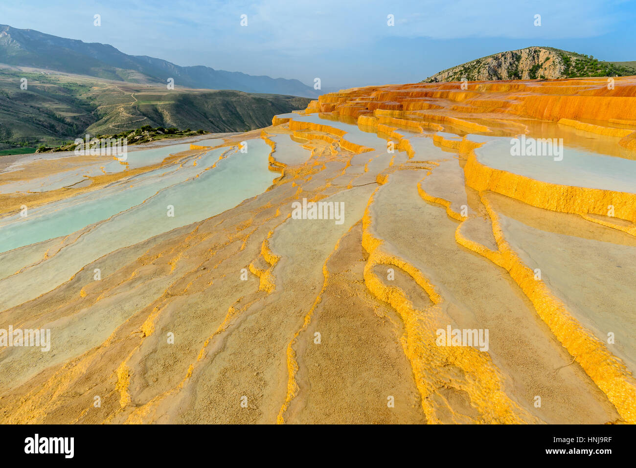 Terrazza in travertino di sunrise vicino Orost, uno dei rari casi di pura piscine in travertino che sono accessibili gratuitamente, Badab-e Surt, Iran Foto Stock