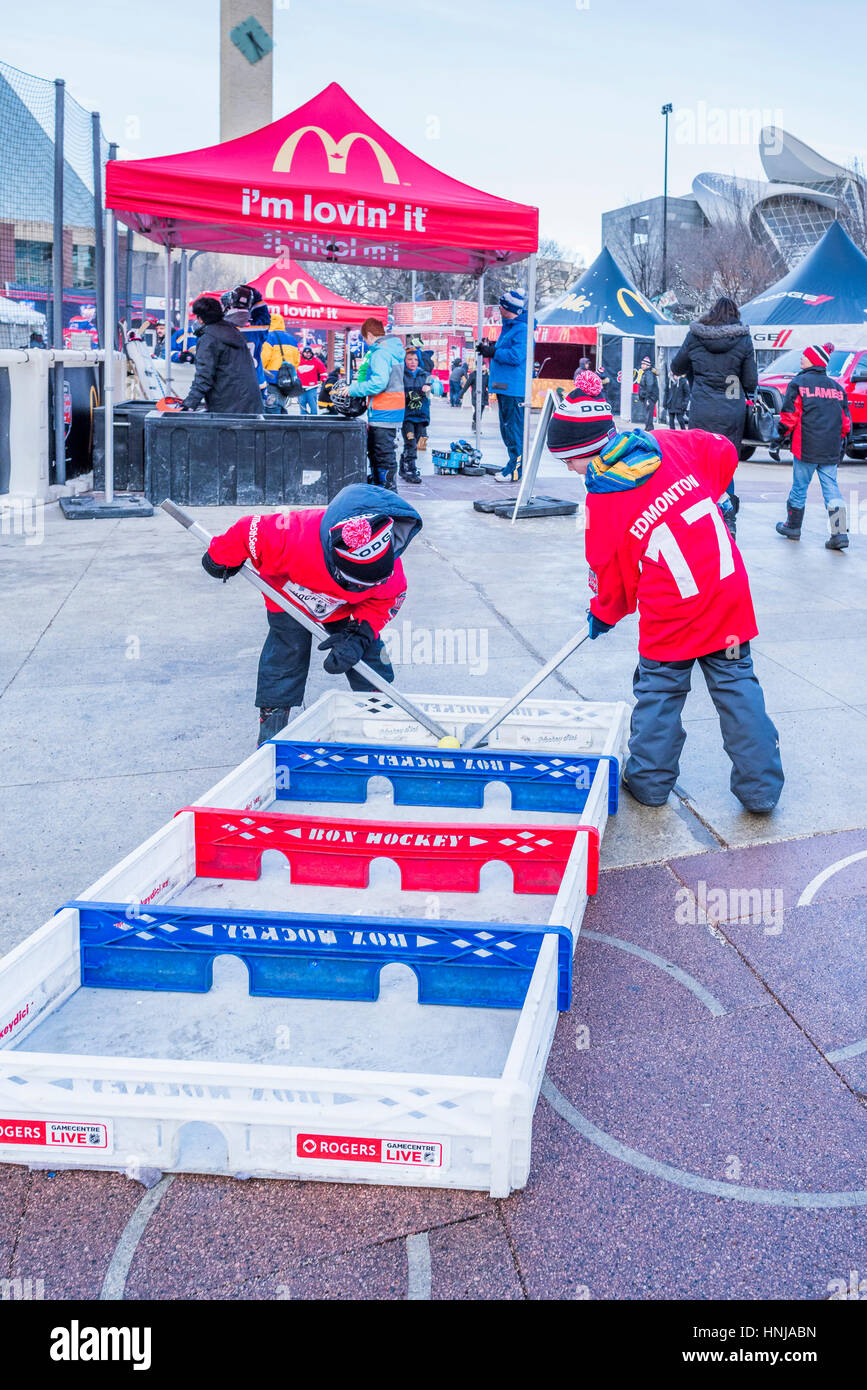 Ragazzi giocare hockey Box, Rogers Hometown Hockey Evento, Winston Churchill Square, Edmonton, Alberta, Canada Foto Stock