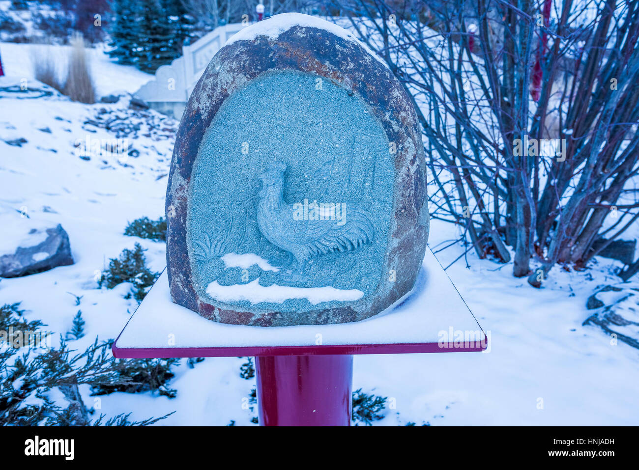 Anno del Gallo, Cinese zodiaco animale simbolo, Giardino Cinese, Louise McKinney Riverfront Park, Edmonton, Alberta, Canada Foto Stock