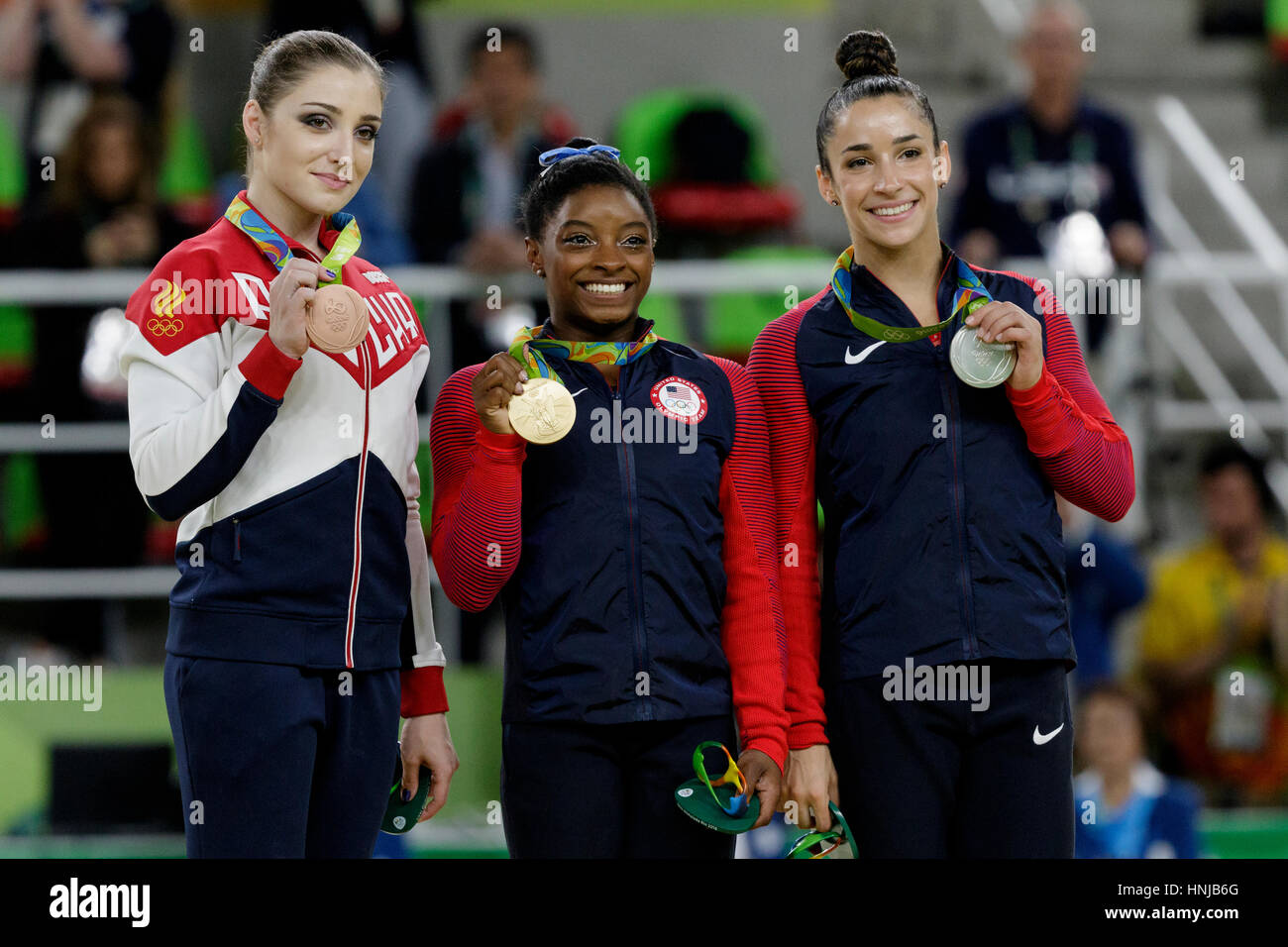 Rio de Janeiro, Brasile. 11 Agosto 2016.Simone Biles (USA) - oro, Alexandra Raisman (USA)-argento e Aliya Mustafina (RUS)-bronzo con le loro medaglie fo Foto Stock