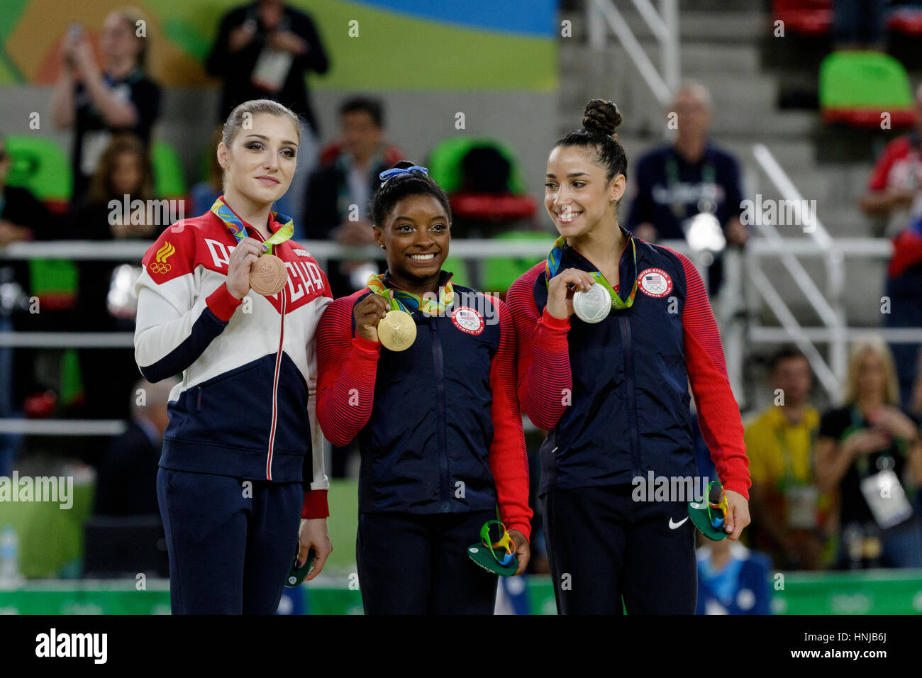 Rio de Janeiro, Brasile. 11 Agosto 2016.Simone Biles (USA) - oro, Alexandra Raisman (USA)-argento e Aliya Mustafina (RUS)-bronzo con le loro medaglie fo Foto Stock