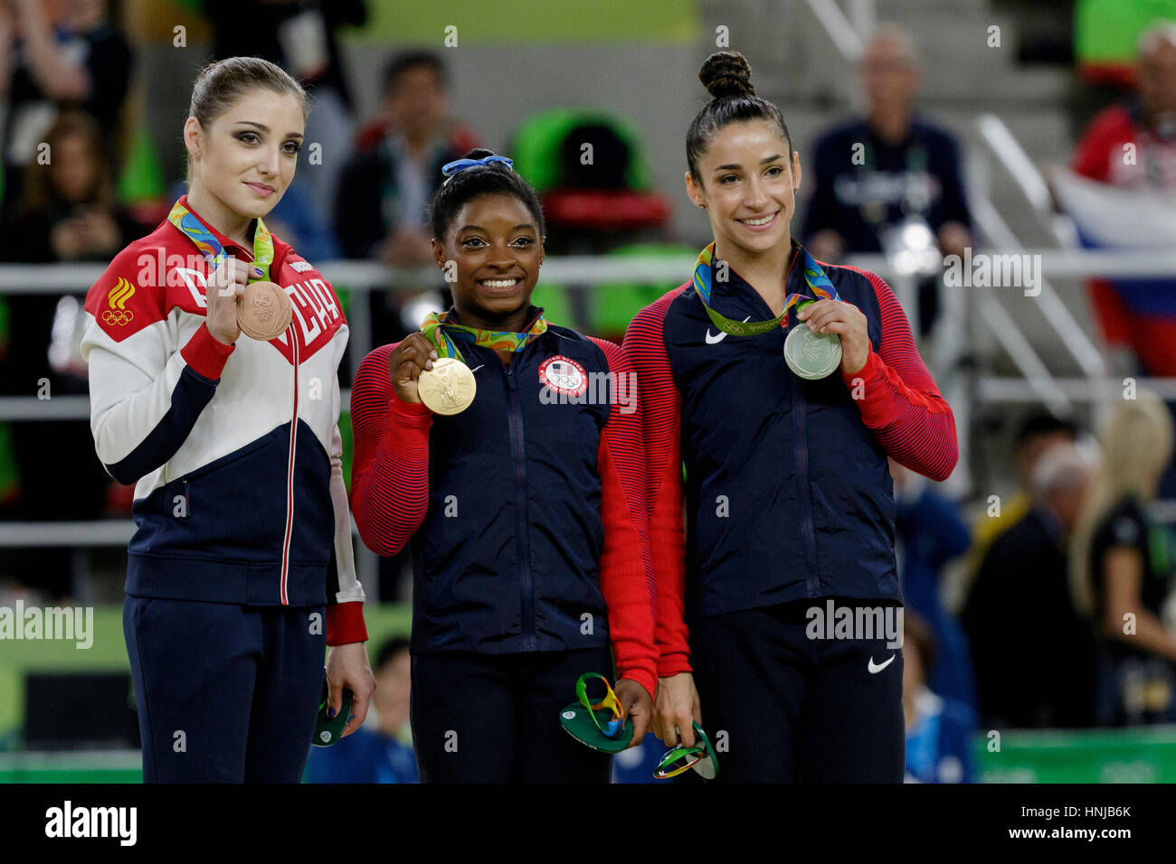 Rio de Janeiro, Brasile. 11 Agosto 2016.Simone Biles (USA) - oro, Alexandra Raisman (USA)-argento e Aliya Mustafina (RUS)-bronzo con le loro medaglie fo Foto Stock