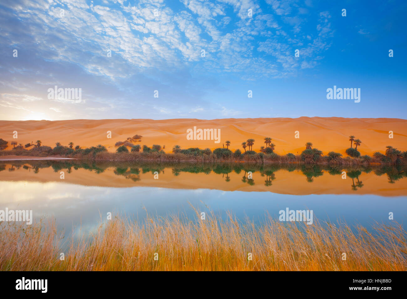 Umm-al-Maa riflessi del lago, il Deserto del Sahara, Libia Ubari laghi, Ubari mare di sabbia naturale laghi di sale nel Sahara interno Foto Stock