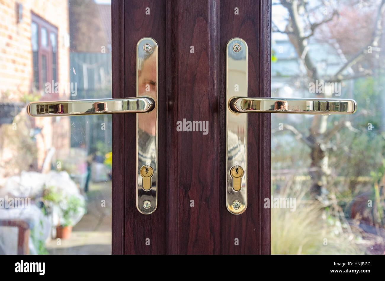 Maniglie delle porte su una serie di finestre francesi Foto Stock