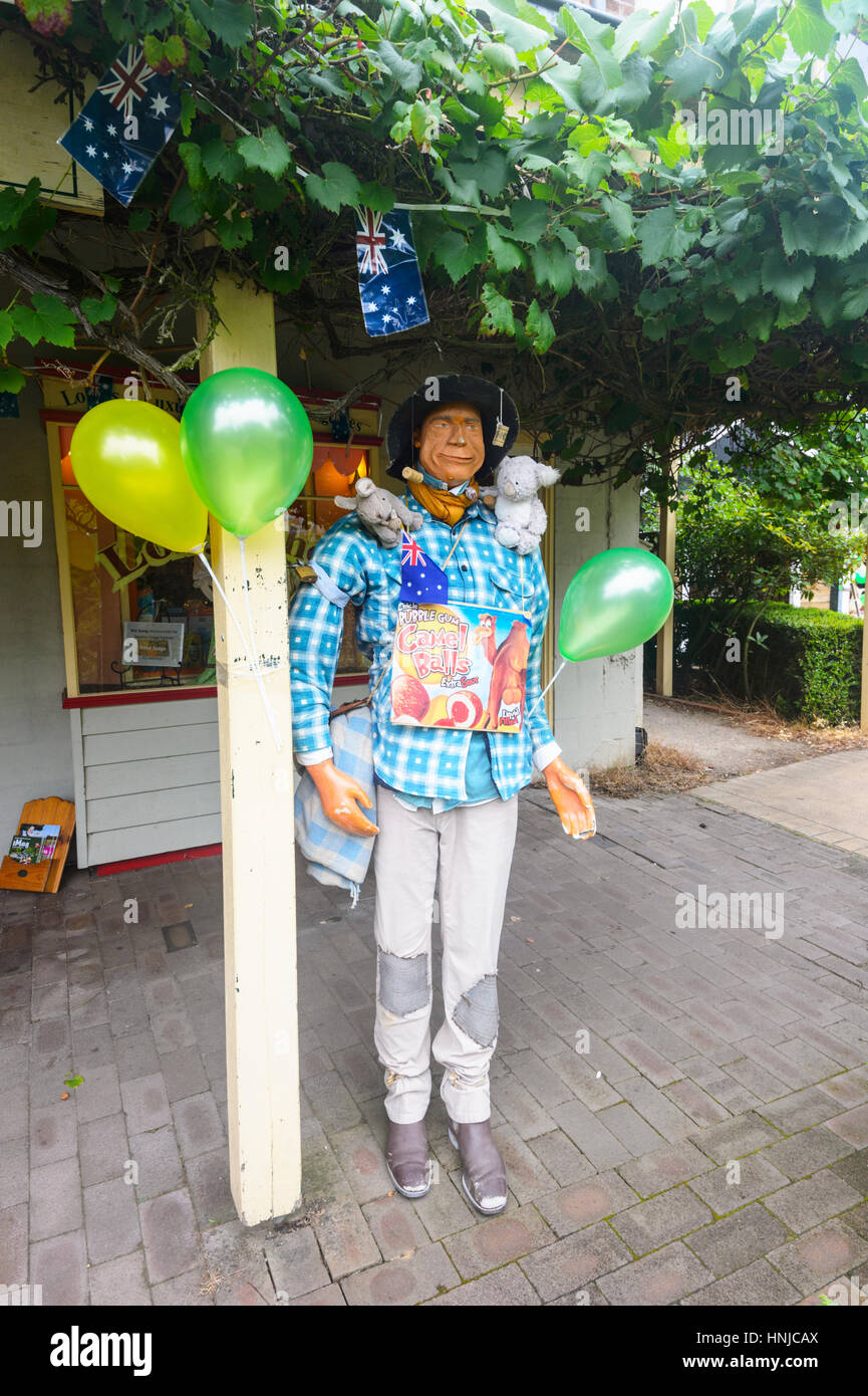 Manichino con palloncini raffigurante un tipico swagman australiano con un sughero hat, per la vendita di gelati, Berrima, Nuovo Galles del Sud, Australia Foto Stock