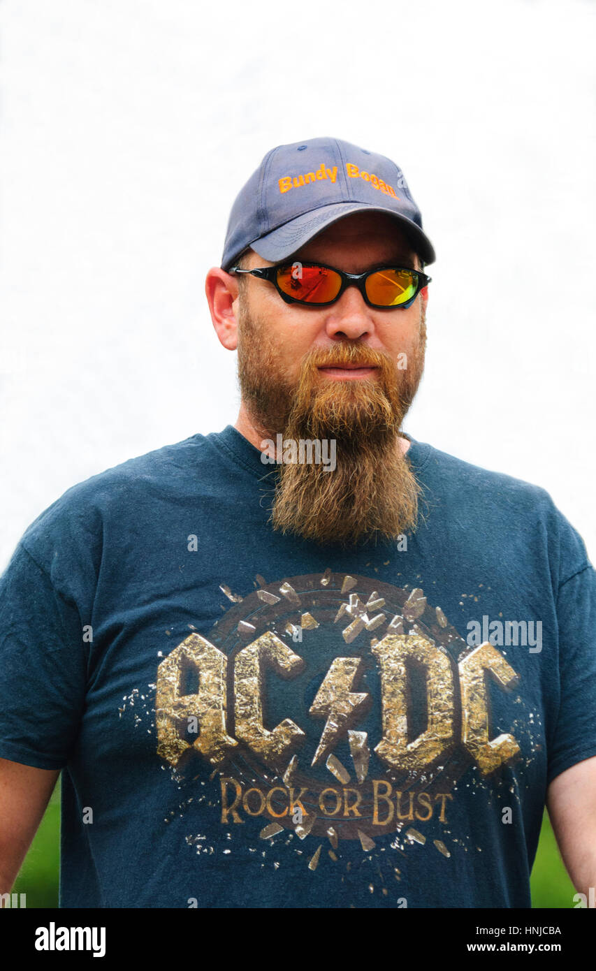 Ritratto di un uomo con una lunga barba e occhiali da sole, indossando un ACDC T-shirt, Nuovo Galles del Sud, Australia Foto Stock