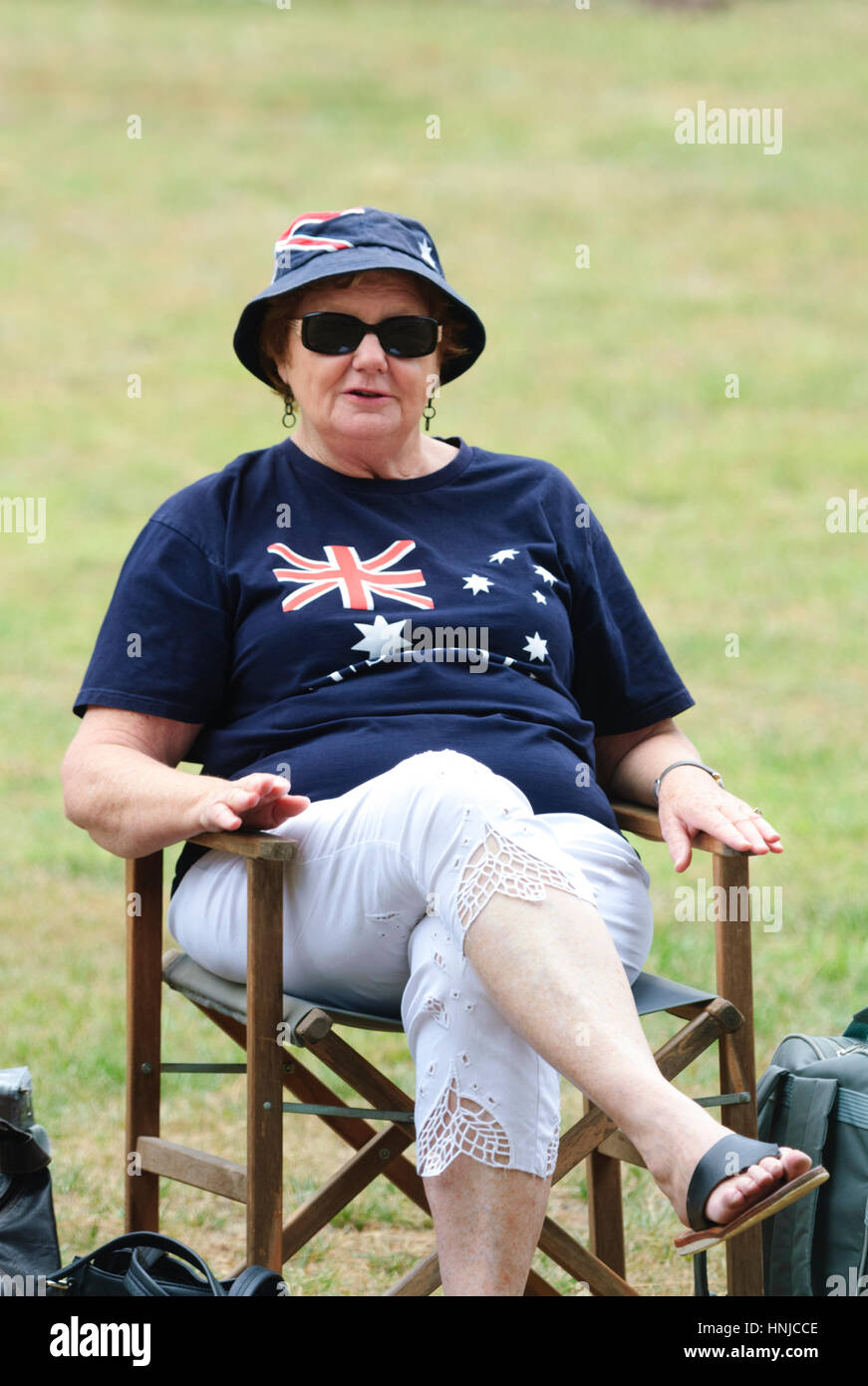 Una matura signora indossa una maglietta con la bandiera australiana in Australia il giorno, Berrima, Nuovo Galles del Sud, Australia Foto Stock