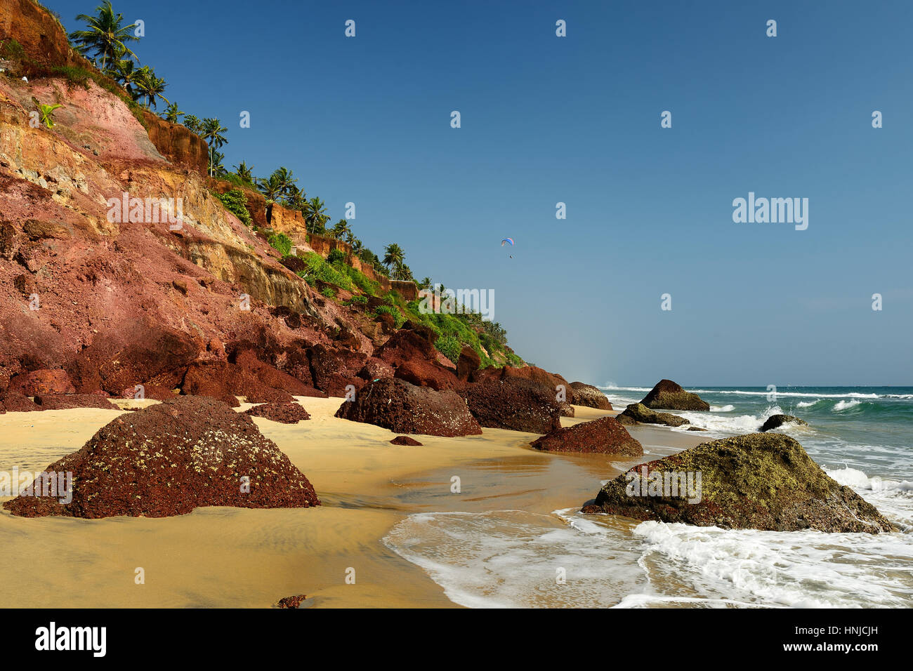 Bel colore arancione a strapiombo sul Varkala Beach. India Foto Stock