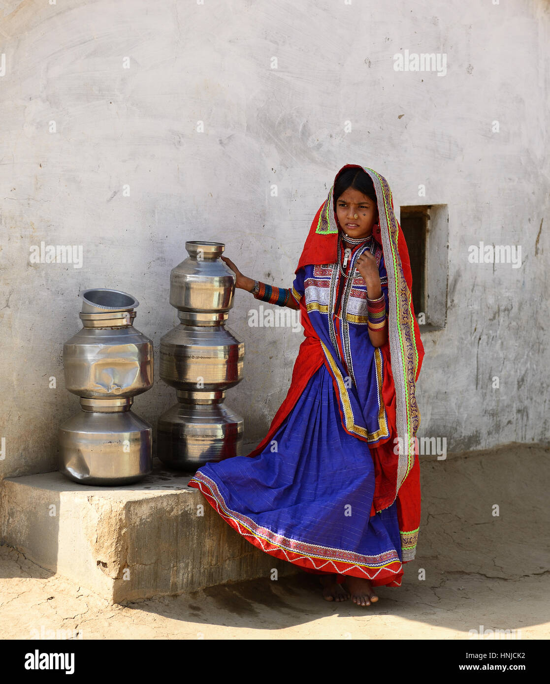 BHUJ, India - 13 gennaio: La ragazza etnica si sta preparando per andare per acqua di pozzo sul deserto nel Gujarat, Bhuj nel Gennaio 13, 2015 Foto Stock