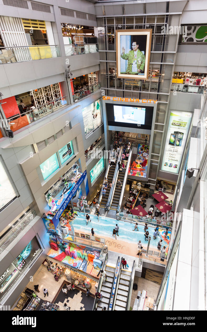 BANGKOK - Aprile 10, 2016: la gente si aggira intorno al multi piani MBK Shopping Mall in Siam Square in Thailandia la città capitale. Si vendono principalmente piuttosto Foto Stock