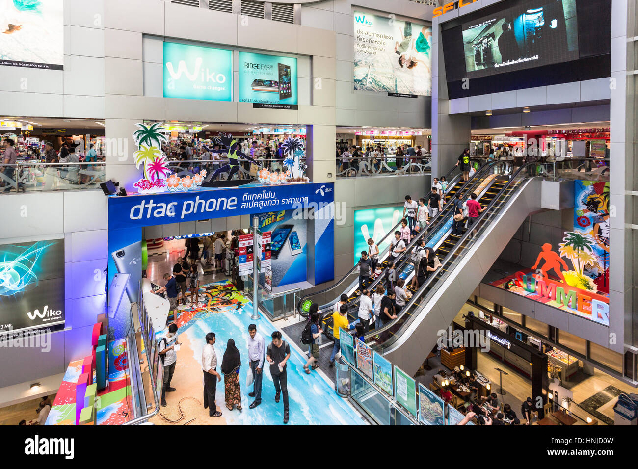 BANGKOK - Aprile 10, 2016: la gente si aggira intorno al multi piani MBK Shopping Mall in Siam Square in Thailandia la città capitale. Si vendono principalmente piuttosto Foto Stock