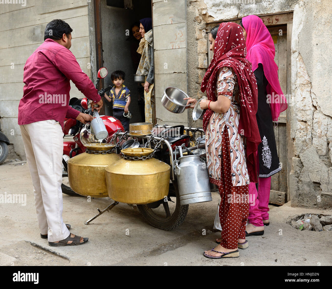 JUNAGADH, Gujarat, India - 17 gennaio: porta a porta venditore del latte  nel Gujarat in India, Junagadh nel Gennaio 17, 2015 Foto stock - Alamy