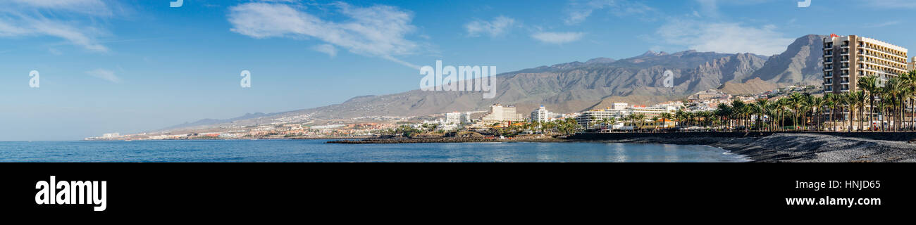 COSTA ADEJE, Spagna - 17 gennaio 2016: vista panoramica sulla costa del famoso resort di Tenerife. Montagne e El vulcano Teide sullo sfondo. Foto Stock