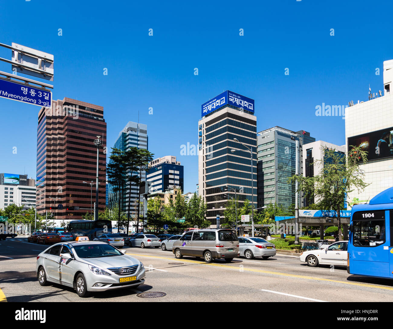 SEOUL - 7 Settembre 2015: auto e una unità di bus lungo una strada nel quartiere degli affari di Seoul in una giornata di sole in Corea del Sud la città capitale. Foto Stock