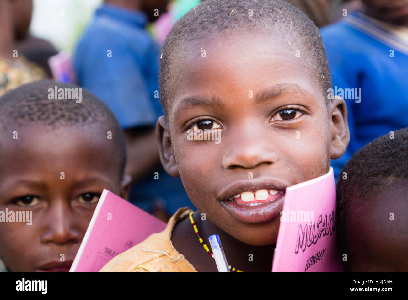 Giovane ragazzo di una comunità che vivono nelle isole sul lago Ruhondo vicino al Parco Nazionale dei Vulcani, Ruanda Foto Stock