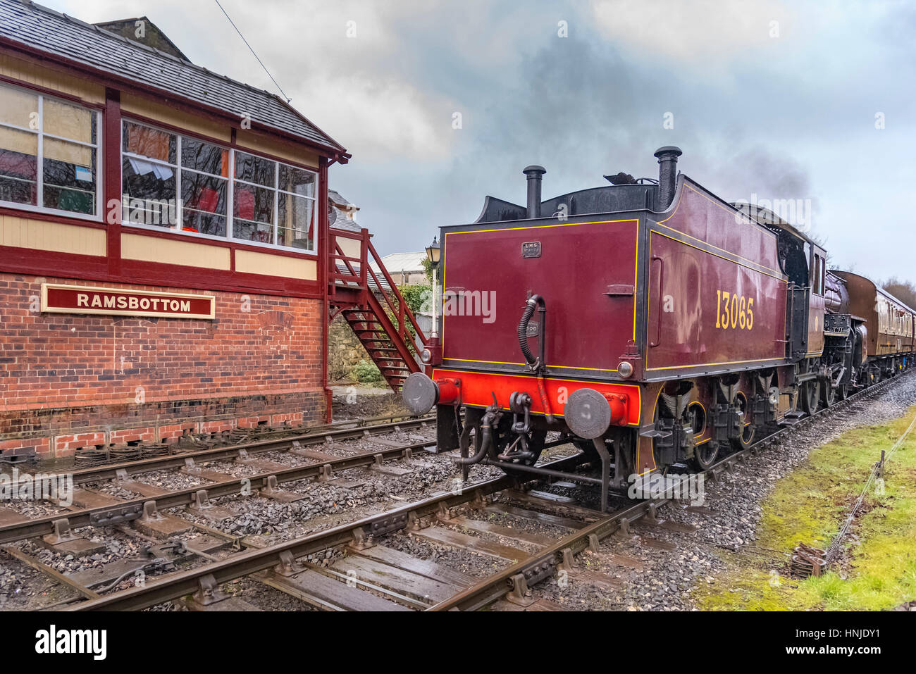 East Lancashire Railway.Ramsbottom stazione. Il motore è un granchio Hughes o Horwich Mogul è una classe di traffico misto 2-6-0 locomotiva a vapore. Signalbox Foto Stock