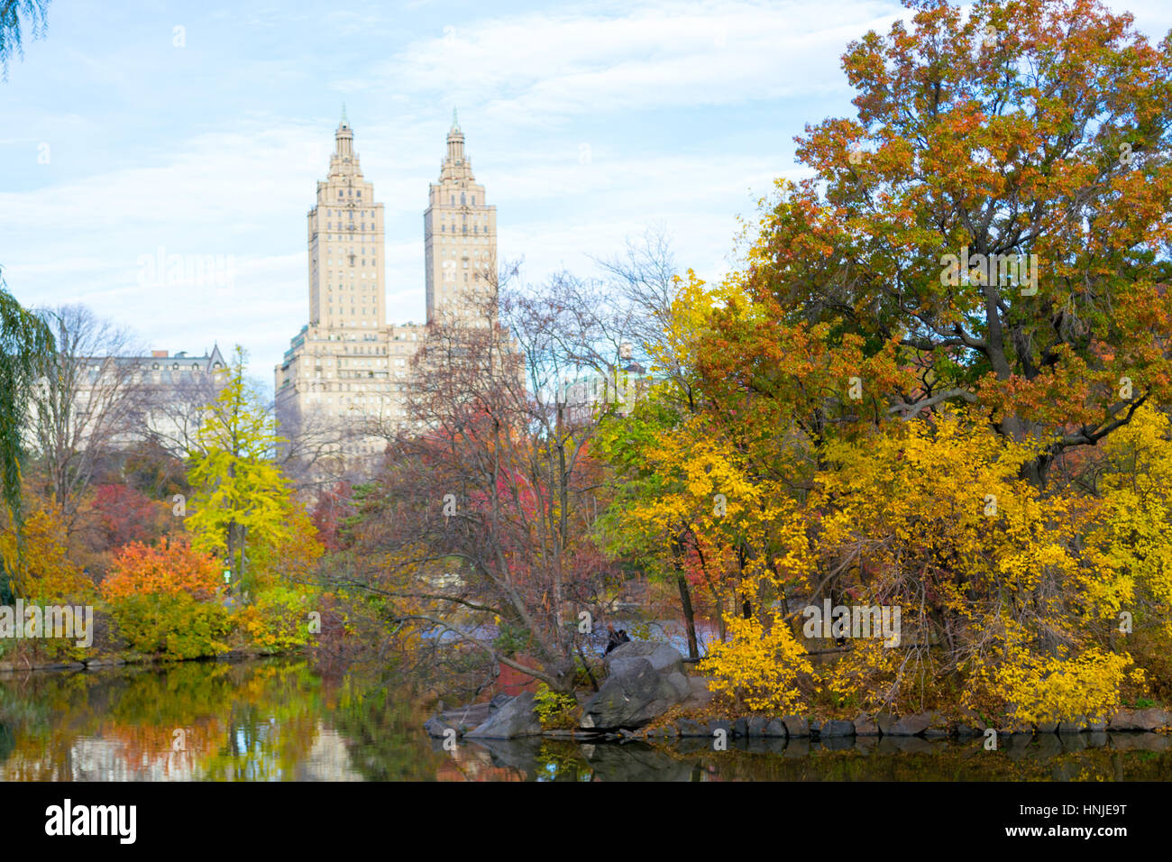 Viste di due delle più edifici iconici di Upper West Side (San Remo e Dakota) dal lago Foto Stock