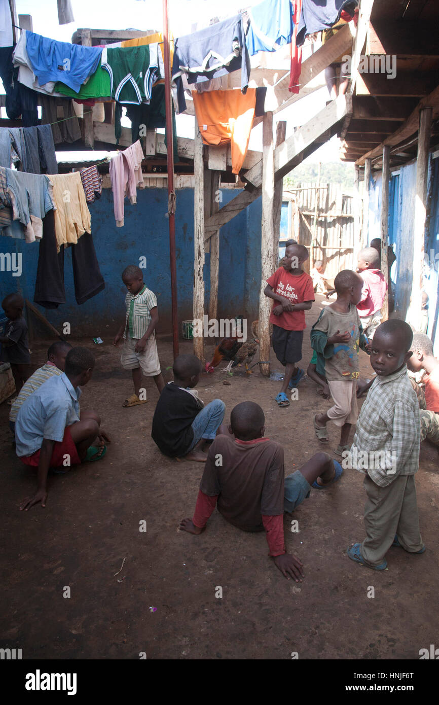 I bambini che giocano nel cortile dell'orfanotrofio, kibera baraccopoli, Nairobi, Kenya, Africa orientale Foto Stock