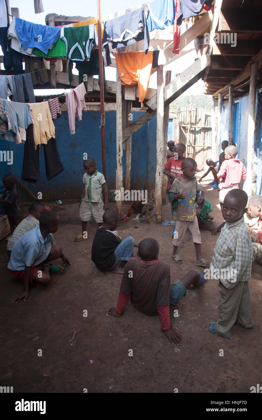 I bambini che giocano nel cortile dell'orfanotrofio, kibera baraccopoli, Nairobi, Kenya, Africa orientale Foto Stock