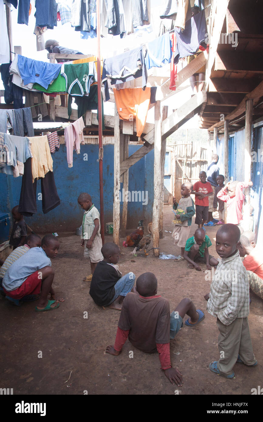 I bambini che giocano nel cortile dell'orfanotrofio, kibera baraccopoli, Nairobi, Kenya, Africa orientale Foto Stock